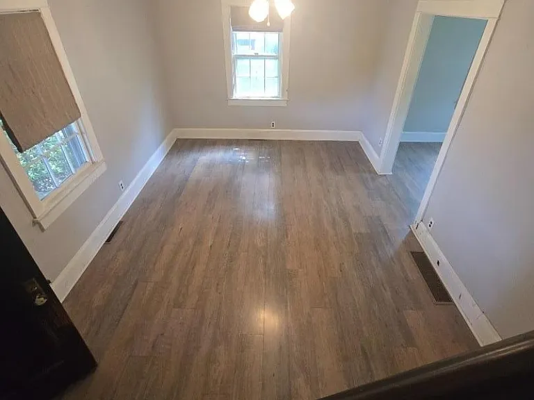 323 Irwin St — Photo 4