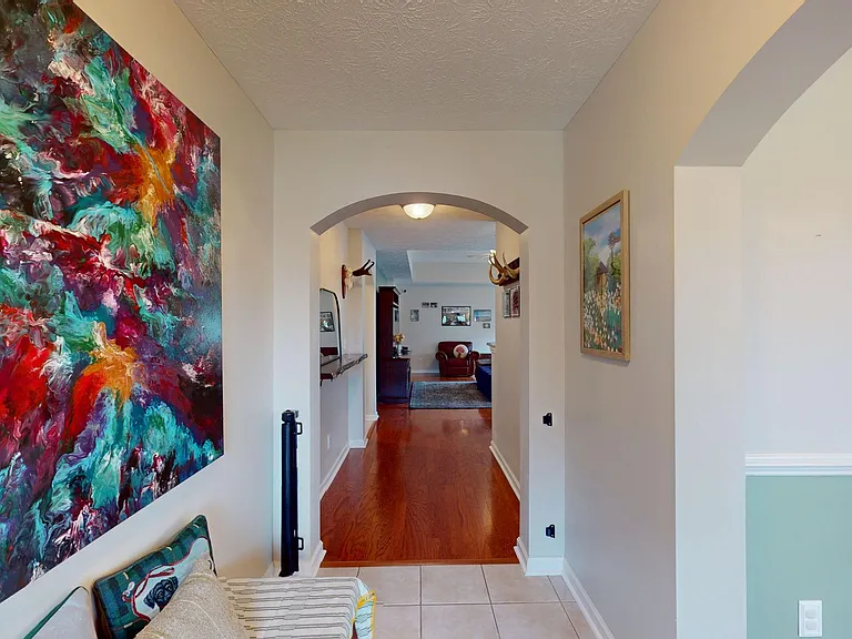629 Linden Ln — Photo 2