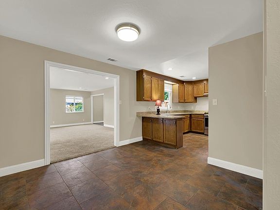 5th image of 403 Parkwood Drive