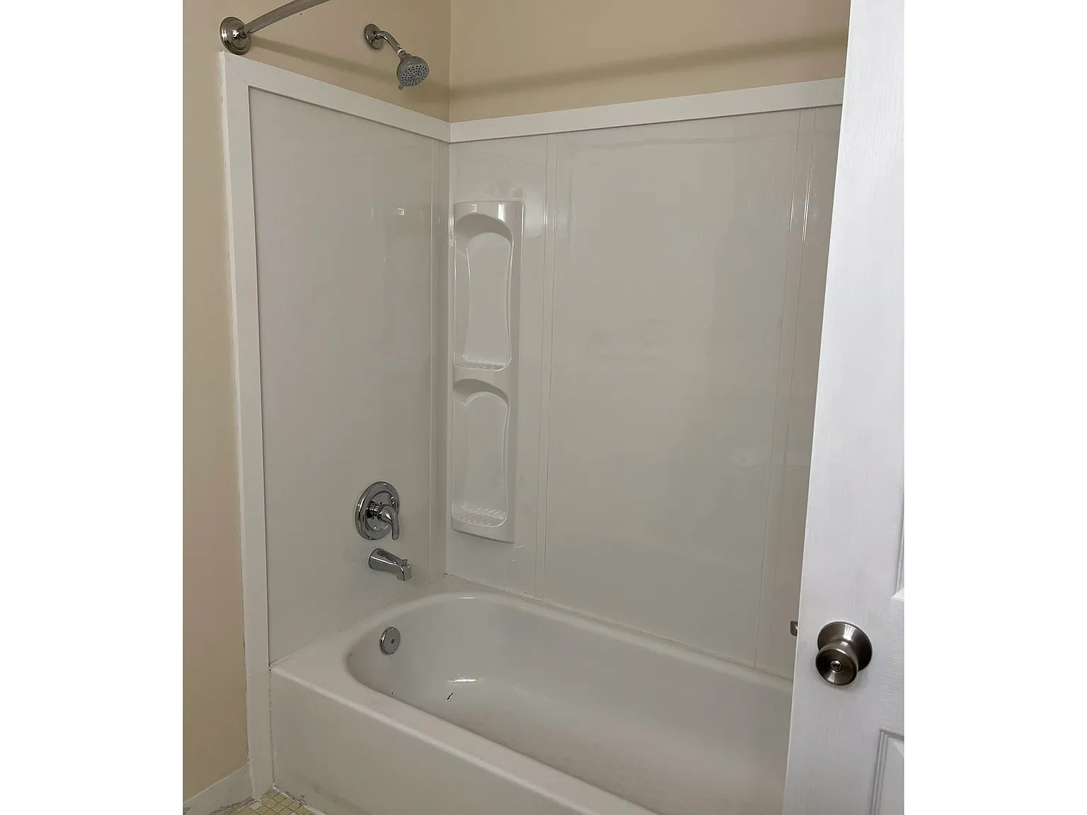 3 bed, 980 sqft, $1,600 — Photo 2