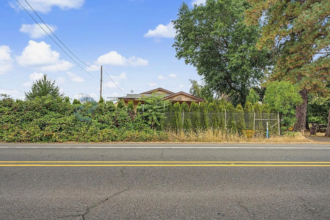 3 bed, 1300 sqft, $2,400 — Photo 4