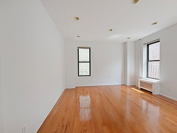 5th image of 160 Prince St APT 10