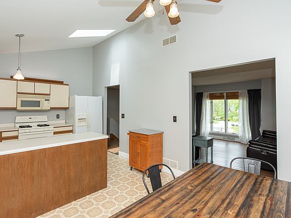 4th image of 907 Robin Hill Dr