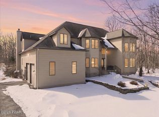 1085 Dewberry Dr, Hawley, PA 18428