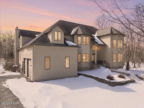 1085 Dewberry Dr, Hawley, PA 18428