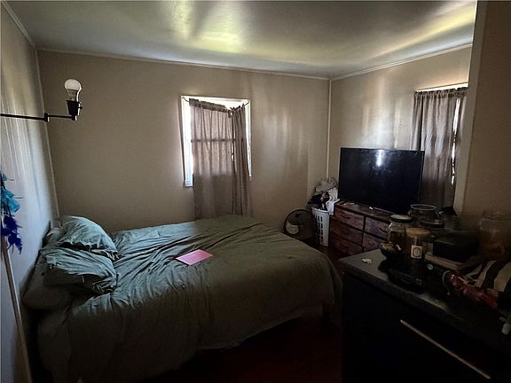 4th image of 305 W Chestnut St