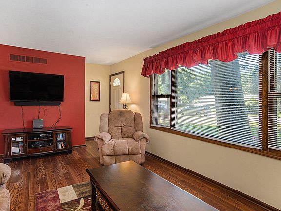 4th image of 734 Shadybrook Dr