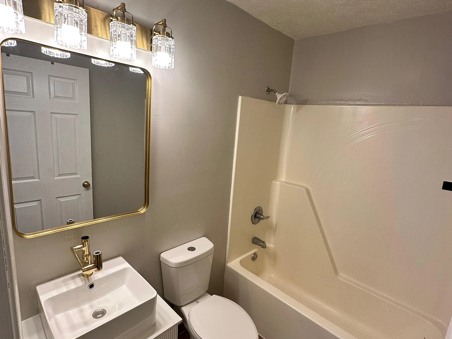 2 bed, 1050 sqft, $900 — Photo 4
