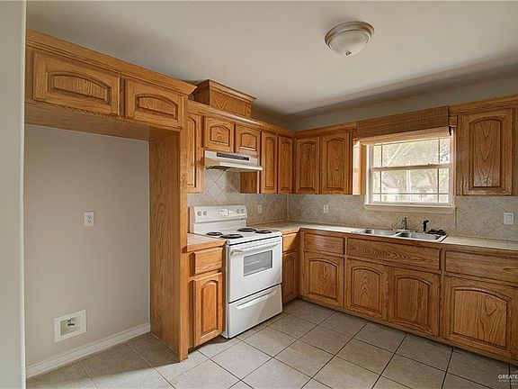 4th image of 3805 Frontier Dr