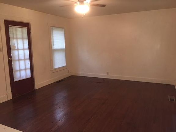 Master bedroom (with addiional outside entry)