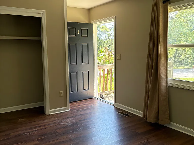 108 Woodglen Ct — Photo 2