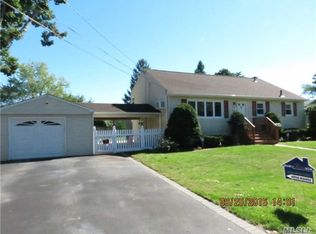 85 Frank St, Lindenhurst, NY 11757