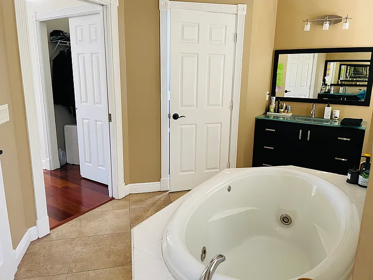 SW Lake Grove Cir — Photo 11