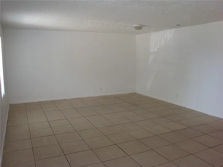 1633 W 28th St #B — Photo 3