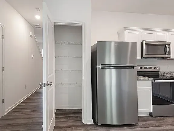 3 bed, 1500 sqft, $2,350 — Photo 3