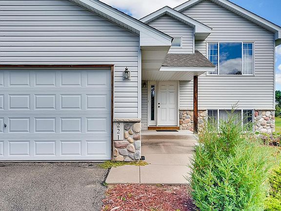 4th image of 221 Balsam Dr