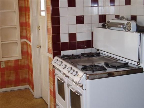 Kitchen-Retro Stove Included