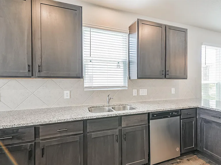 2934 Lawrence Park Ct — Photo 12