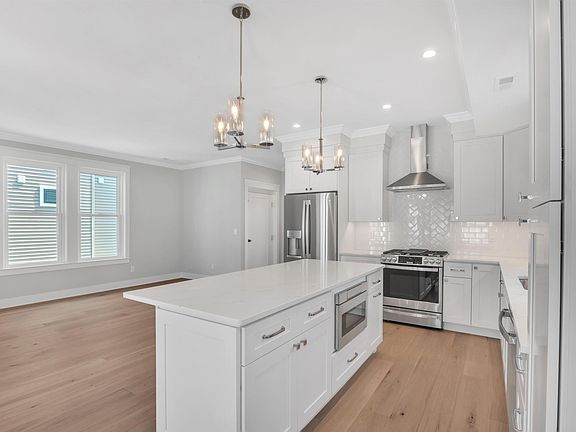 5th image of 629 Bay Ave