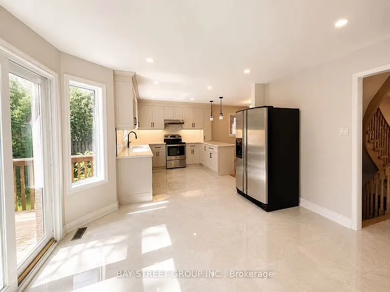 1054 Chateau Ct — Photo 11