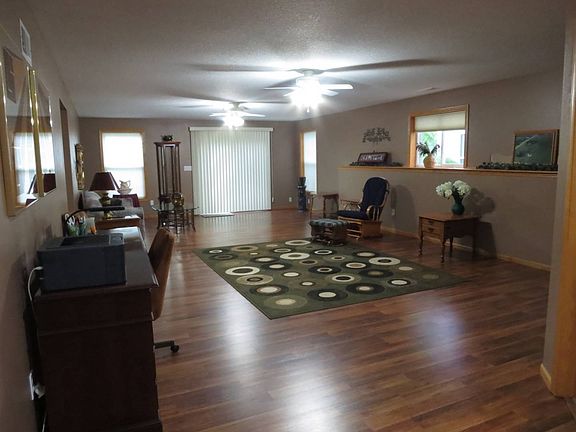 5th image of 220 NE Sunrise Dr