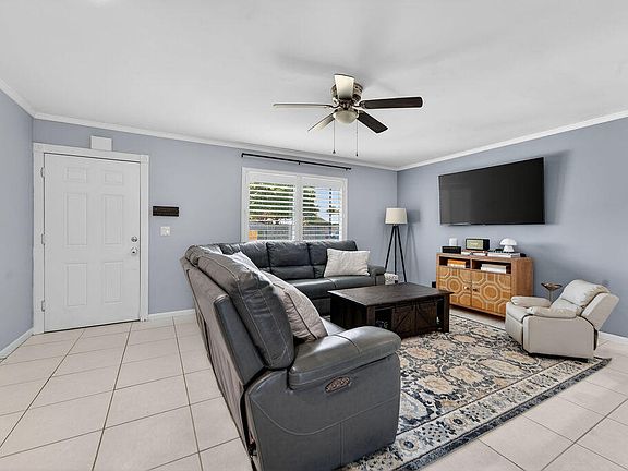 5th image of 1353 SW Gastador Avenue