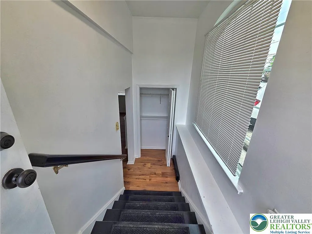 3 bed, 1.0 bath, 1400 sqft, $2,400 — Photo 2