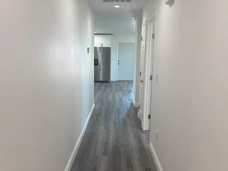 221 W 7th St — Photo 8
