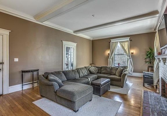 5th image of 387 Essex St #2