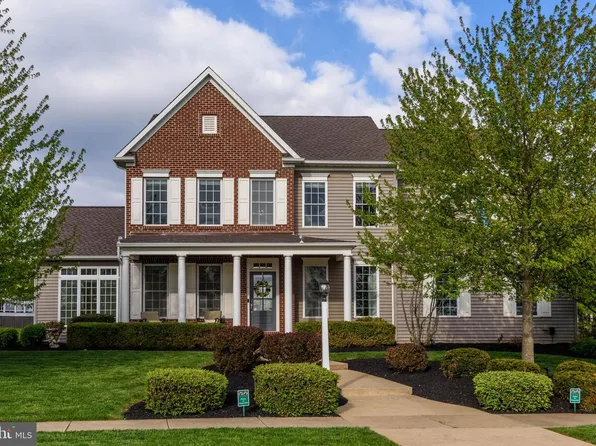 7388 View Crest Dr, Harrisburg, PA 17112