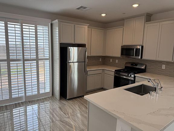 4th image of 212 Palisade Falls Ave