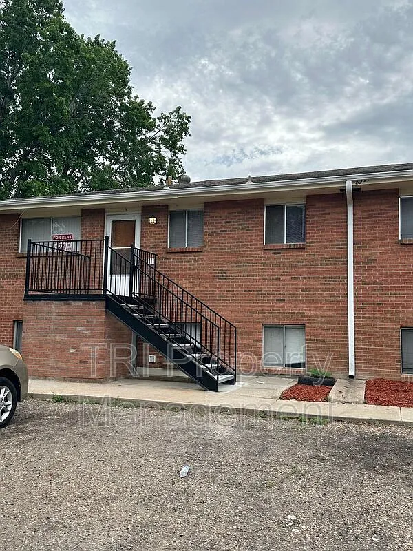 2 bed, 1.0 bath, $1,050 — Photo 1