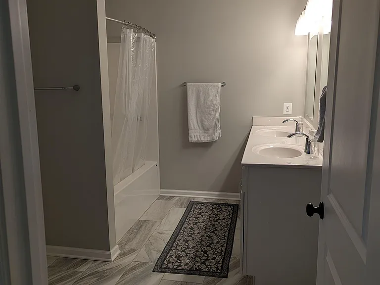 Upstairs Master En suite full bath