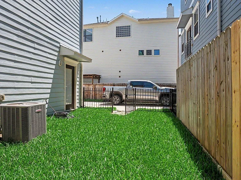 1026 W 24th St — Photo 27