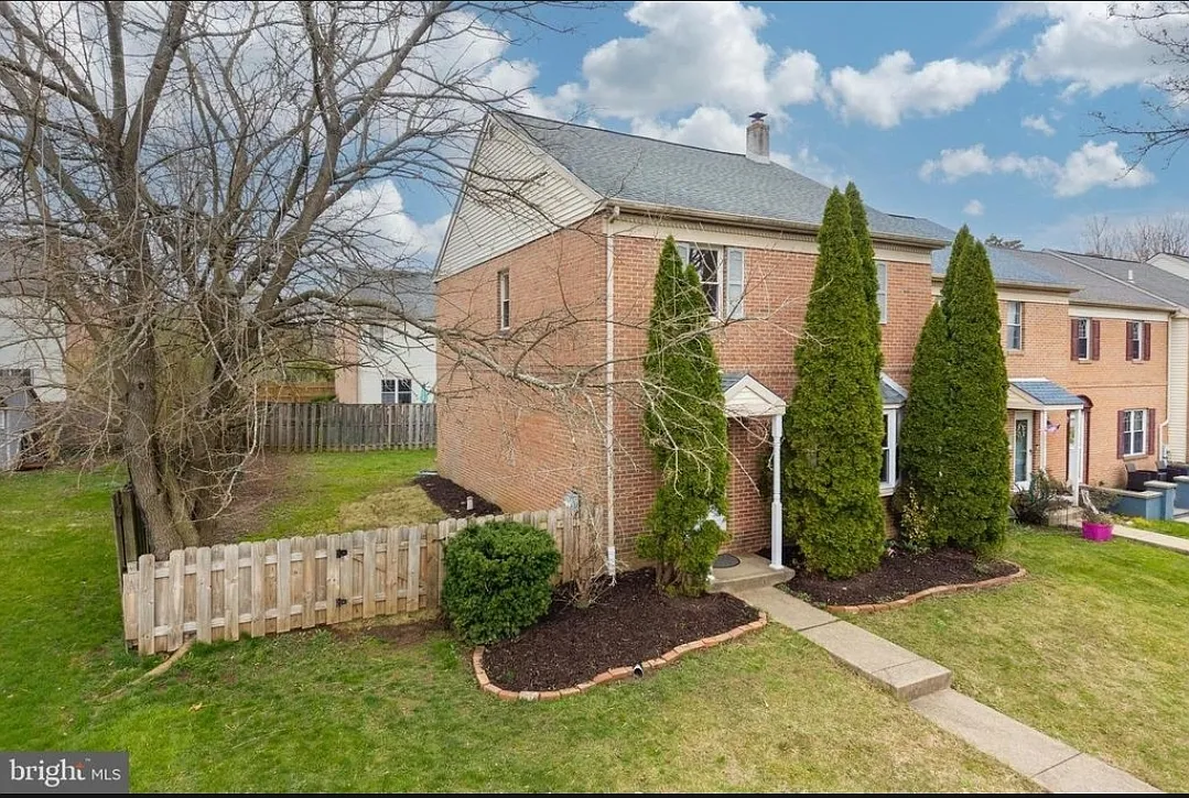 3 bed, 2.5 bath, 1560 sqft, $2,700 — Photo 2