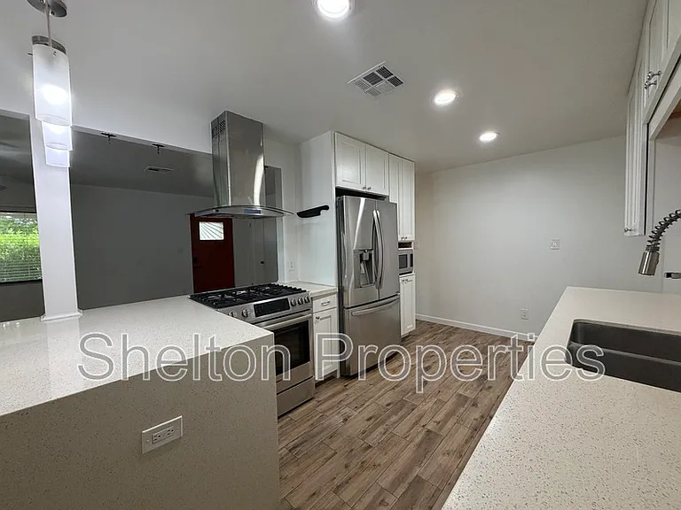 2514 E Fairmount Ave — Photo 14