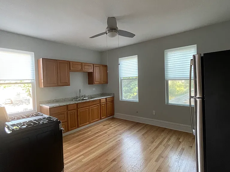 498 Washington St — Photo 7