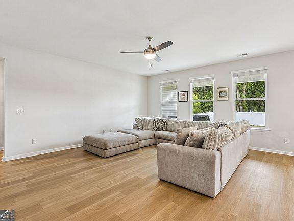 4th image of 111 Pioneer Way