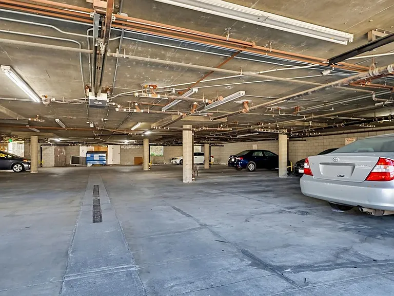 810 Crenshaw — Photo 3