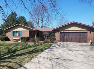 711 S Brentmoor Dr, Troy, IL 62294