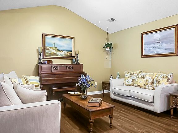 5th image of 8400 Buttonwood Ct