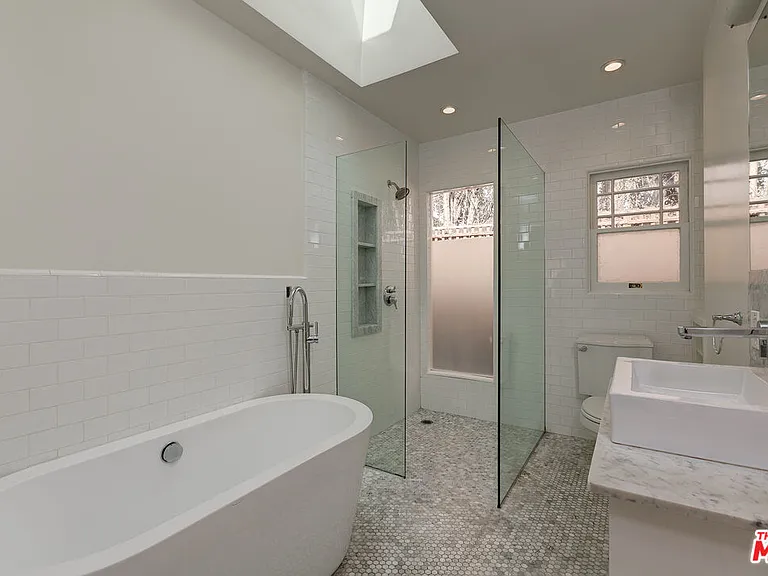 1441 N Ogden Dr — Photo 17