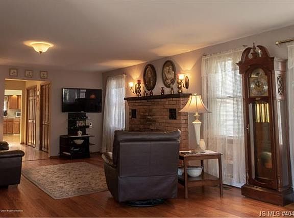 3rd image of 215 Fischer Blvd