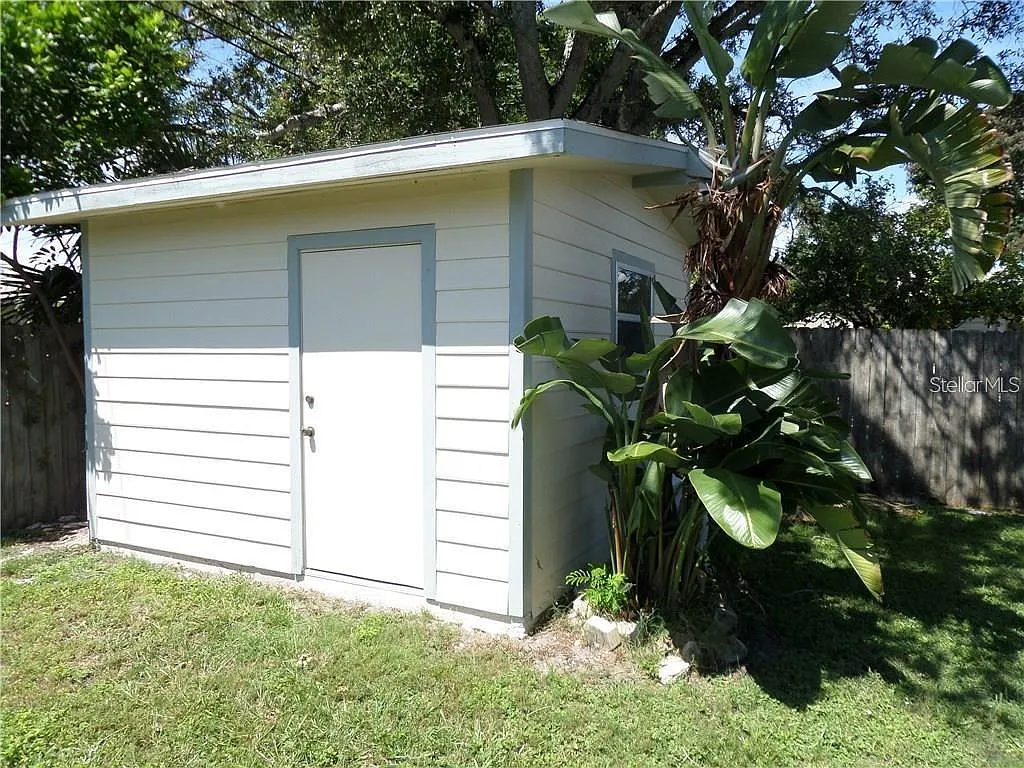 3 bed, 1.0 bath, 1290 sqft, $2,250 — Photo 2