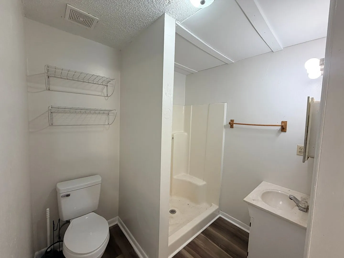 1706 Azalea Dr! This spacious 800 sq. ft. 1-bedroom, 1-bathroom apartment offers comfortable livi... — Photo 2