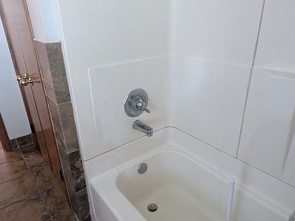 4th image of 1400 13th Ave NE APT 1