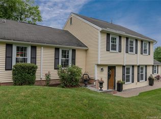 4 Yellow Orange Cir, Middletown, CT 06457