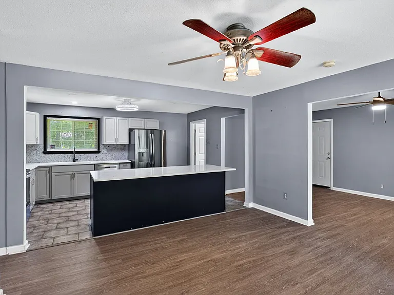 1621 Cloverdale Dr — Photo 6