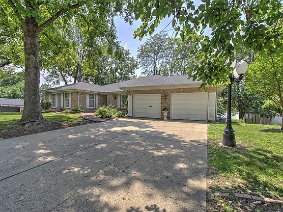 5th image of 3045 Lake Bluff Dr