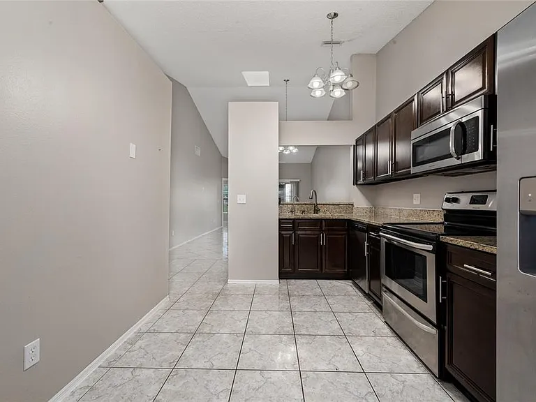 140 Lakepointe Cir — Photo 4